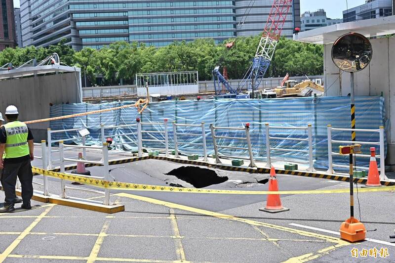 北市敦化北路天坑傳瓦斯味 初判隔壁工地連續壁開挖惹禍
