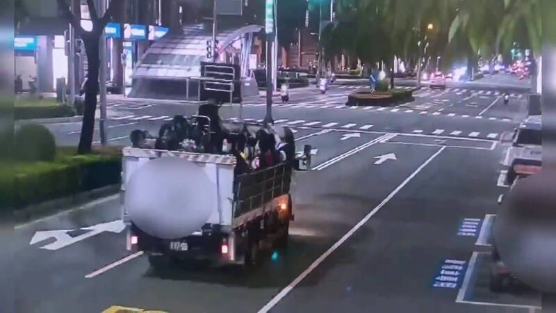 高雄街頭驚見貨車斗載滿人 網諷:好像集中營