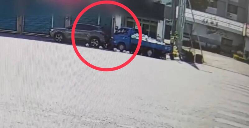 颱風天搶收哈密瓜!宜蘭7旬翁駕貨車偏離車道 撞待轉機車釀3傷