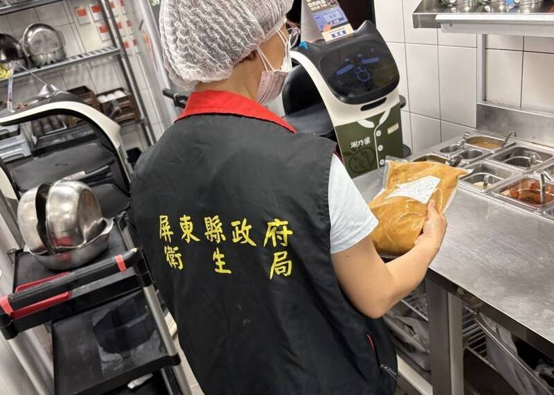 屏縣府衛生局至台灣有明公司下游業者稽查。（屏東縣政府提供）