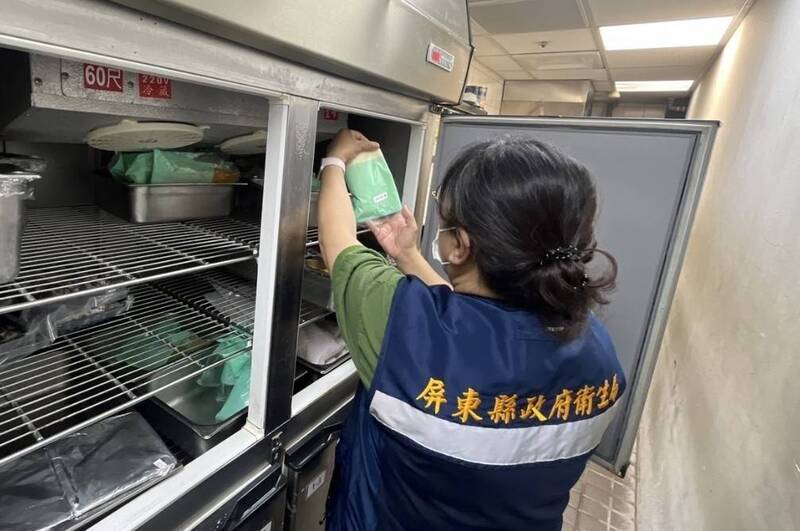屏縣府衛生局至台灣有明公司下游業者稽查。（屏東縣政府提供）