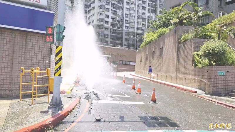 基隆成功一路中午挖破水管 自來水柱狂噴4米高