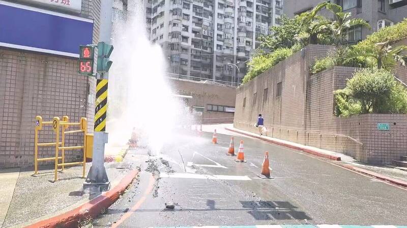 基隆成功一路中午挖破水管 自來水柱狂噴4米高