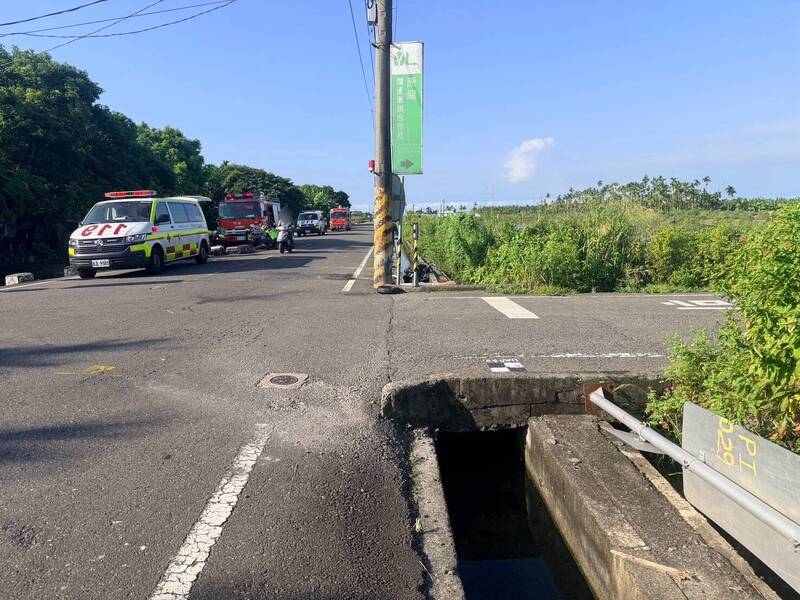 屏東縣竹田鄉永興路與連洲路口今天發生嚴重車禍，機車騎士摔落東側水溝，當場死亡。（警方提供）