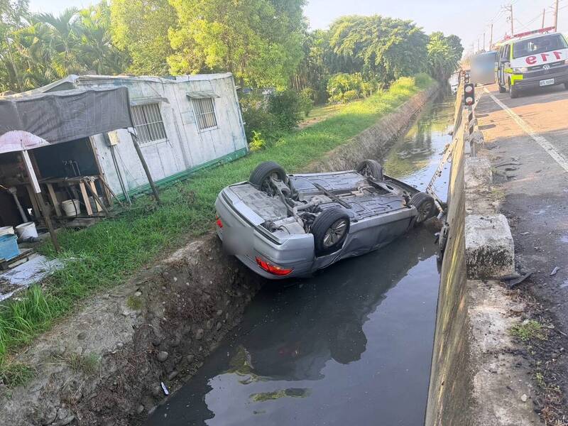 屏東縣竹田鄉永興路與連洲路口今天發生嚴重車禍，休旅車摔落西側排溝。（警方提供）