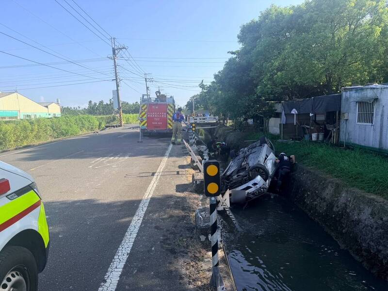 屏東縣竹田鄉永興路與連洲路口今天發生嚴重車禍，休旅車摔落西側排溝。（警方提供）
