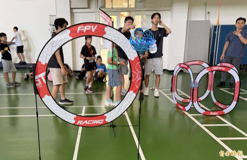 無人機志工服務營前進金門 松山工農手把手帶正義國小學童起飛