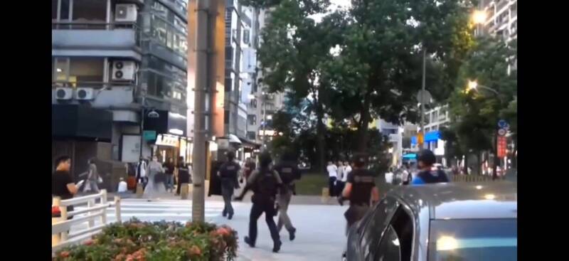 北市東區大批幹員荷槍實彈攻堅 引民眾駐足圍觀 原因曝光