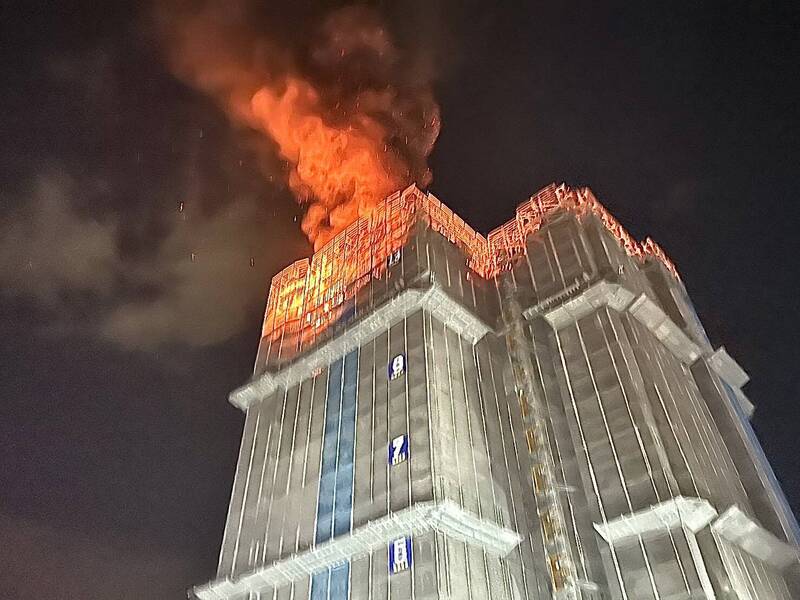 台中南屯新建大樓工地大火 數公里外驚見頂樓4層陷火海