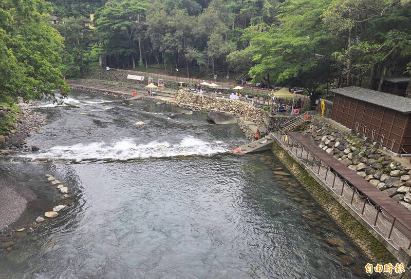 宇內溪野溪溫泉區及戲水區將於9日下午1時起預警性休園。（記者李容萍攝）