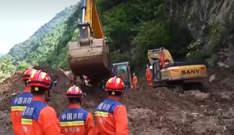 中國甘肅山崩活埋33人，12人獲救但有21人死亡。圖為救援現場。（圖擷自bilibili）