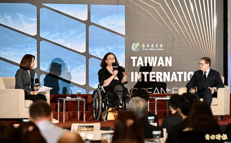 海洋委員會8日於台北舉行「2026臺灣海洋國際論壇」,美國聯邦參議員 Tammy Duckworth(中)、 英國國會下議院議員 Tom Tugendhat(右)及多位跨國重量級政要與會,針對各項海洋議題廣泛進行意見交流。(記者羅沛德攝)