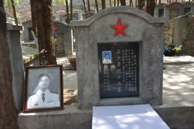 石少勇的墓碑刻文載明，他於6月10日在夜間飛行訓練中犧牲。（圖擷自網路）