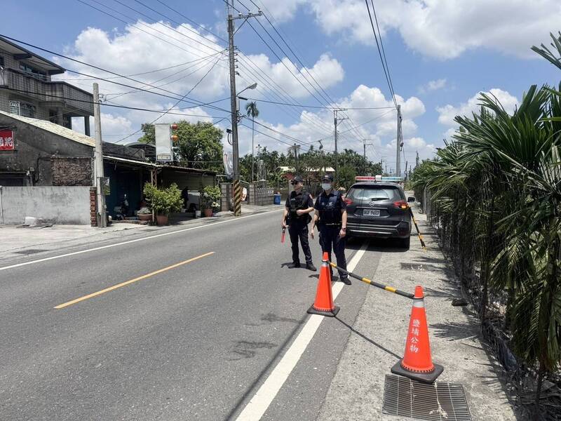 屏縣里港警分局在高機率淹水區域提前部署交通錐、連桿。(屏縣里港警分局提供)