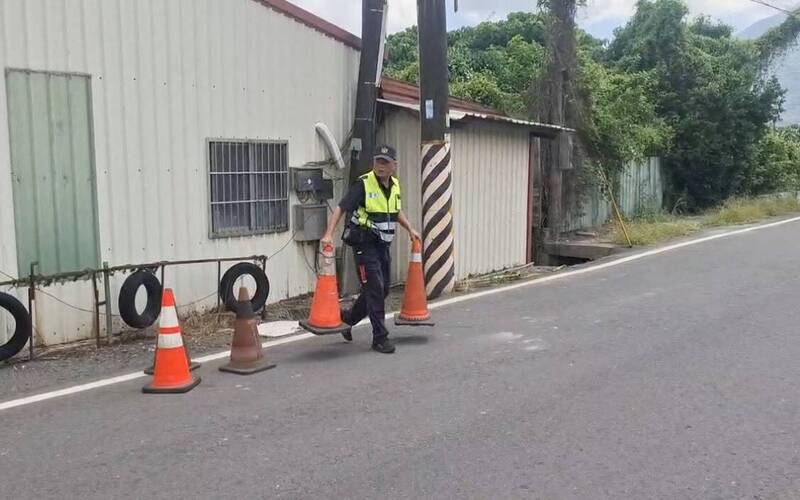 巴威颱風來勢洶洶,里港警分局在高機率淹水區域部署交通錐、連桿,以便遇積淹水時立即啟動管制。(屏縣里港警分局提供)