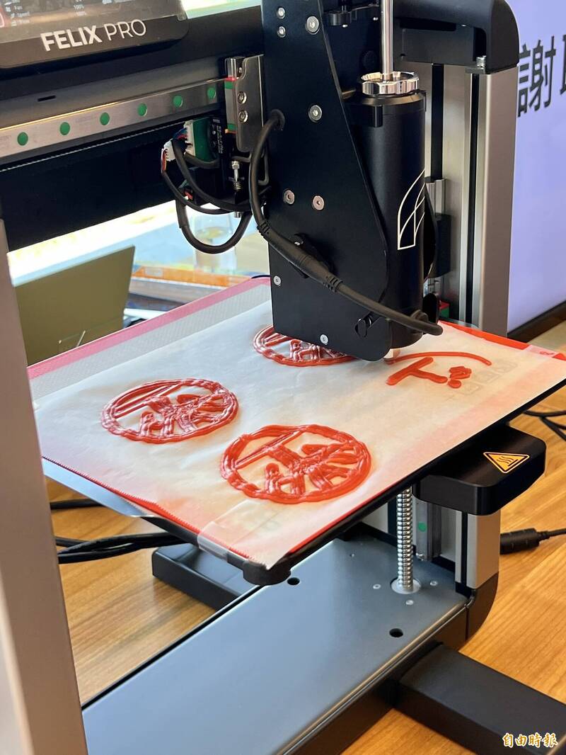 屏東農科廠商首度引進食品3D列印科技 不到2分鐘印出「3D脆肉片」