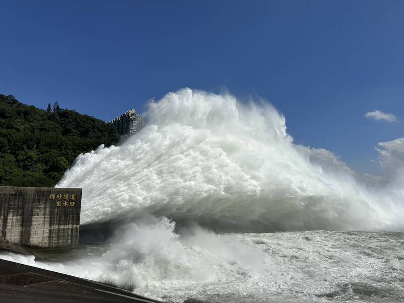 石門水庫調節性排洪 每小時134萬噸場面壯觀