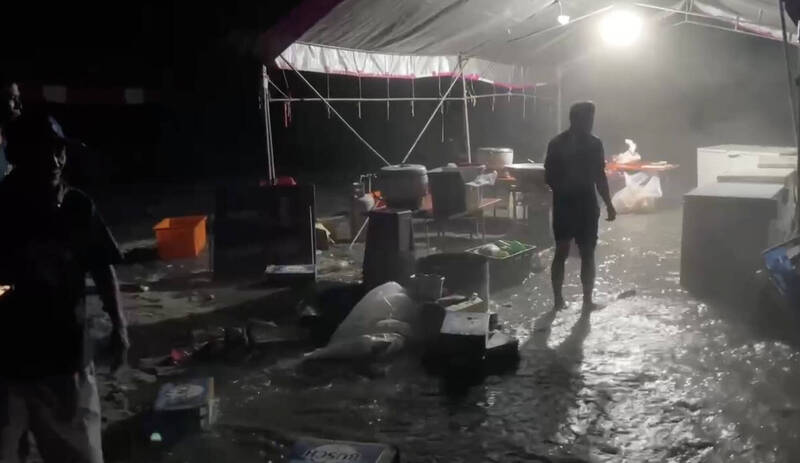 巴威逼近台東沿海掀長浪 馬蘭部落海祭帳棚區遭海水灌入