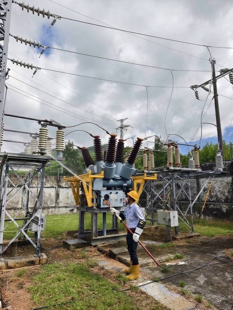 因應強颱巴威來襲，台電屏東區處全面啟動防颱整備，包含預防性樹修、變電所礙子清洗及纜線器材整備等作業項目。（圖由台電屏東區處提供）