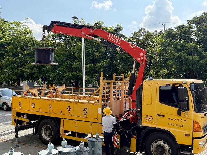 台電屏東區處全面啟動防颱整備，包含預防性樹修、變電所礙子清洗及纜線器材整備等作業項目。（圖由台電屏東區處提供）
