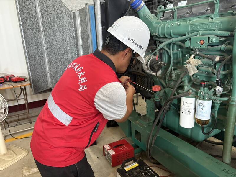南市水利局人員進行下溪州抽水站巡檢。(南市水利局提供)