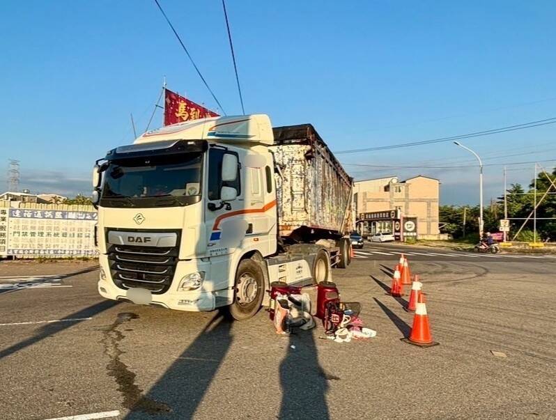 驚悚畫面曝光!85歲翁騎電動代步車遭砂石車撞倒 送醫仍昏迷