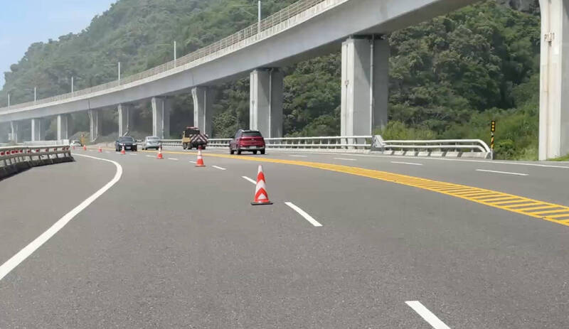巴威逼近!南迴臨海邊坡路段下午2時起交管 台東農民搶收芒果