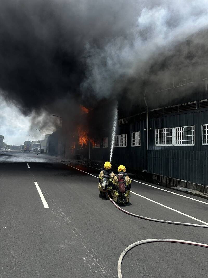 台南山上興旺路工廠火警 濃煙密布搶救中