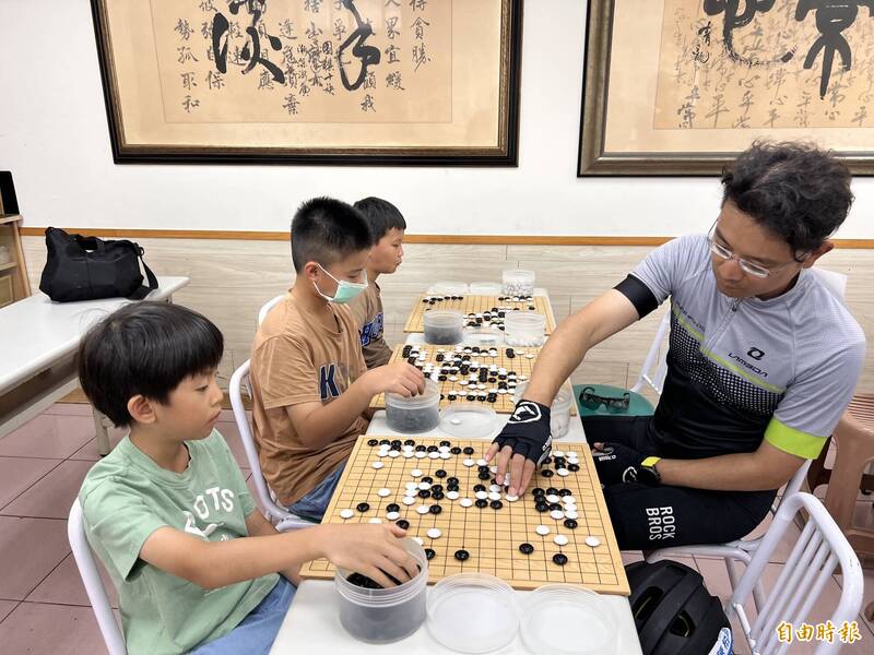 是棋士也是騎士!圍棋老師陳柏涵單車環島 與各縣市棋友對弈