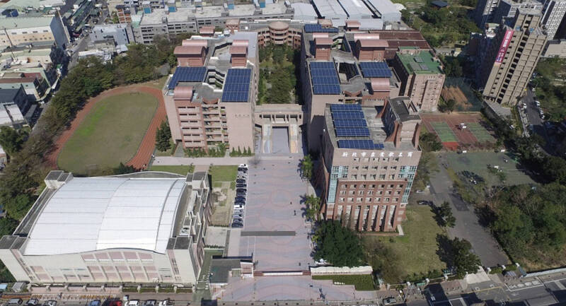 新北鶯歌工商新生報到遇電梯「超重」故障 8人一度受困20分鐘