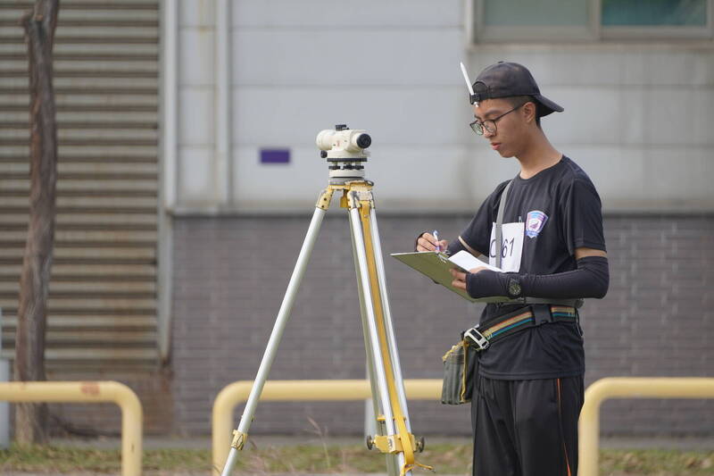 瑞芳高工空間測繪科李庭瑄錄取國立台灣科技大學營建工程系。（新北市教育局提供）