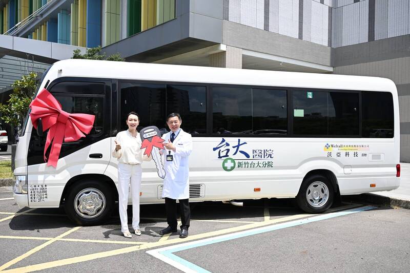 沃亞科技捐贈第3輛醫療巡迴車 嘉惠新竹台大分院