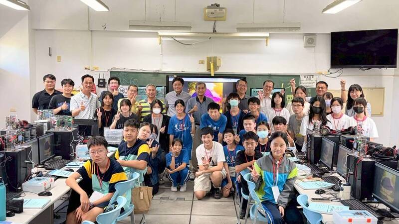 美濃偏鄉免費AI科學營 27學生體驗人機共學