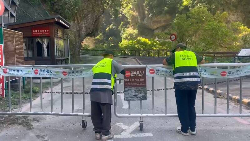 前往燕子口步道的入口下午圍上鐵閘門，禁止進入。（太管處提供）