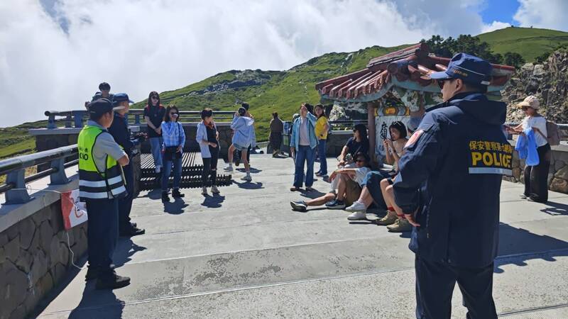 台灣公路最高點合歡山武嶺亭，今天下午5點後封閉，上午保七總隊警員已出動勸導民眾盡早離開。（保七第九大隊提供）