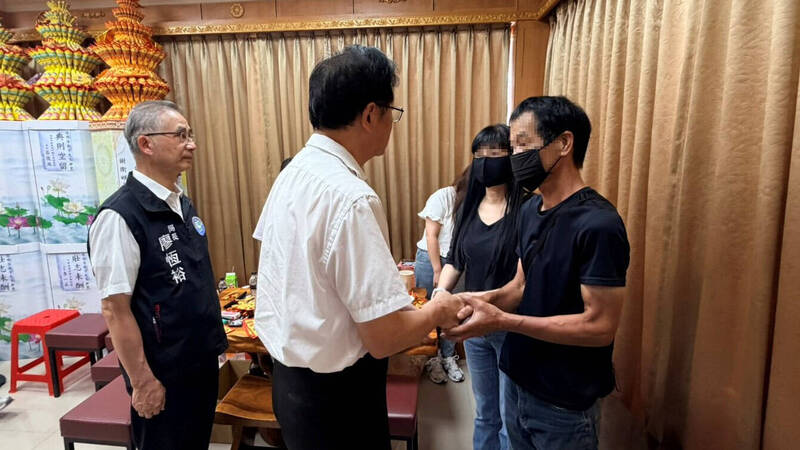 中壢警員中彈身亡 張善政前往靈堂上香、允諾盡力爭取撫卹