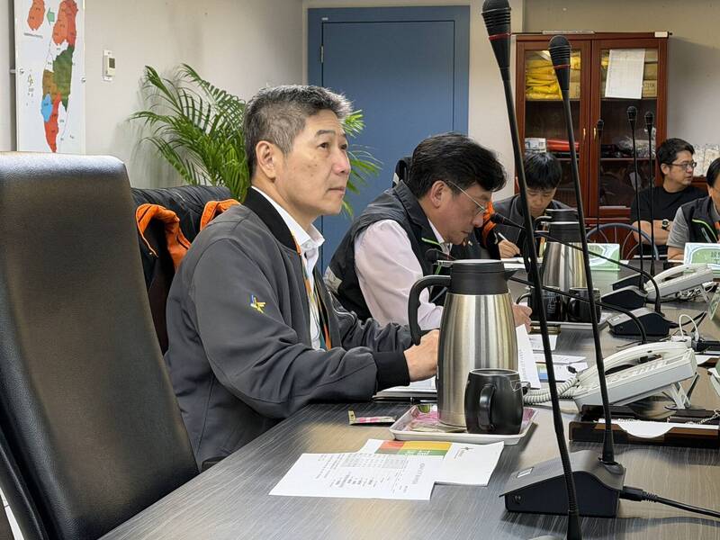 因應強颱巴威來襲，機場公司召開應變會議，由總經理范孝倫主持，聽取各單位整備應變措施。（機場公司提供）