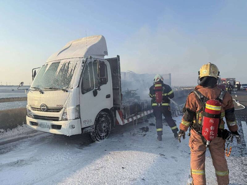轟!台61線彰化段大貨車火燒車 司機跳車逃命、冷氣機全燒毀