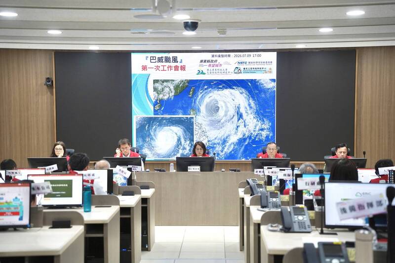 屏東縣長周春米主持災害應變中心工作會報。(屏東縣政府提供)