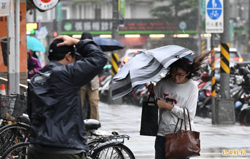 週五白天北部宜蘭紫紅暴雨 高屏台東防橘黃雨彈