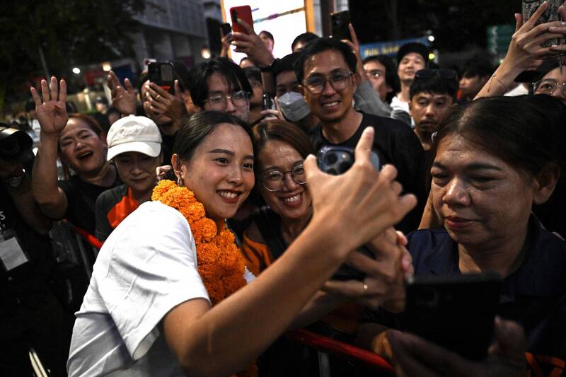 泰國人民黨網紅議員「冰兒」 支持度超車黨主席納塔彭