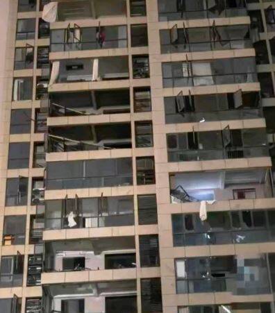 中國龍捲風侵襲!湖北家庭想關窗……「一家三口」被捲走慘亡