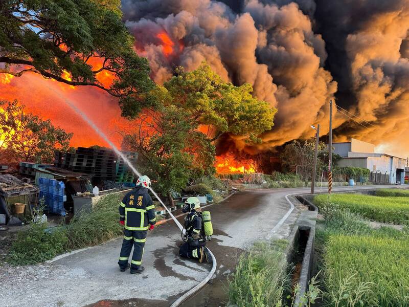 中壢木材廠火災延燒三合院 消防隊員花10小時撲滅及殘火處理
