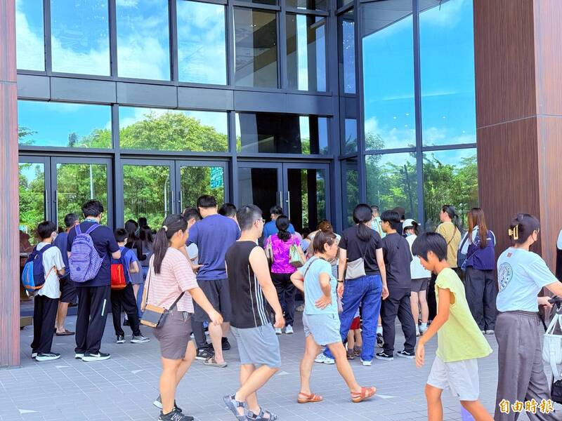 巴威來襲竹縣今停班課 遊樂園休園、百貨影城有人潮