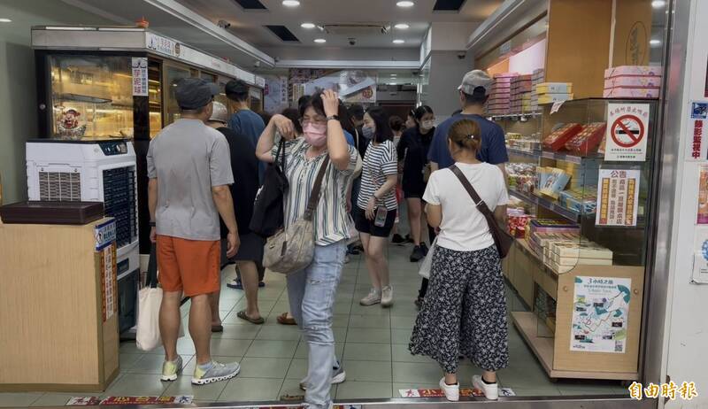基隆早上偶爾飄雨 民眾忙補充物資、連珍糕餅店有人潮