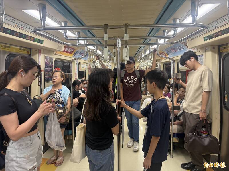 行程全被打亂、捷運滿滿人潮......台北市民怨喊「不想放颱風假」