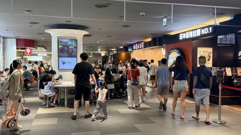 難得颱風假 百貨商場人潮湧現 老闆則是心裡淌血