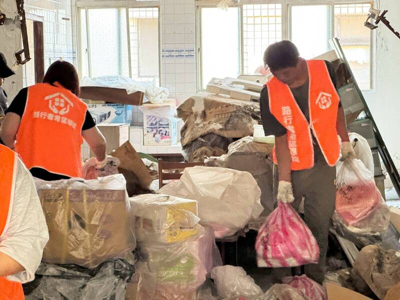 颱風將至「路行者」志工伸援手 犯罪受害人安心重返家園