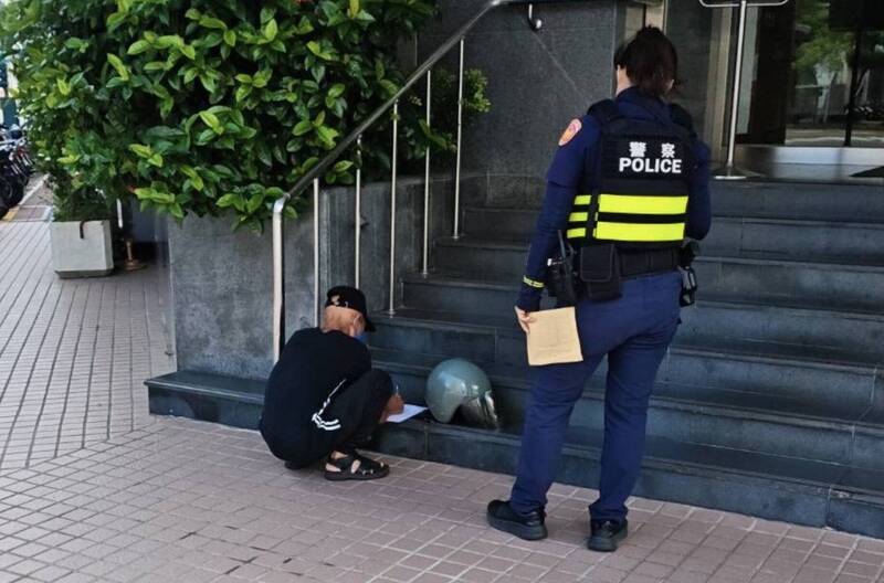 女騎士警局前車禍摔傷 警狂追百公尺攔獲肇逃男