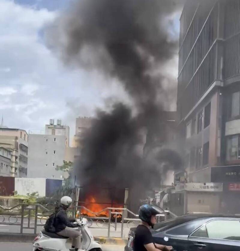 台中市一中商圈驚傳火警!12輛機車陷火海 黑煙狂竄數公里可見